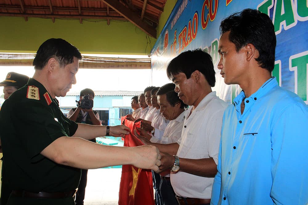 Thượng tướng Nguyễn Trọng Nghĩa trao cờ Tổ quốc cho nghiệp đoàn tàu cá tại tỉnh Tiền Giang