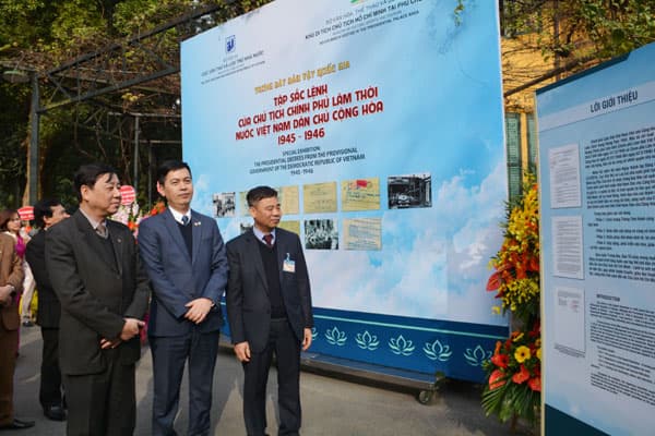 Trưng bày Tập Sắc lệnh của Chủ tịch Chính phủ Lâm thời nước Việt Nam Dân chủ Cộng hòa