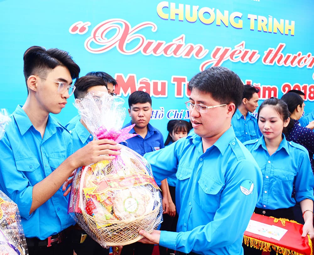 Trao 300 phần quà Tết tặng thanh niên khuyết tật, hội viên thanh niên hoàn cảnh khó khăn