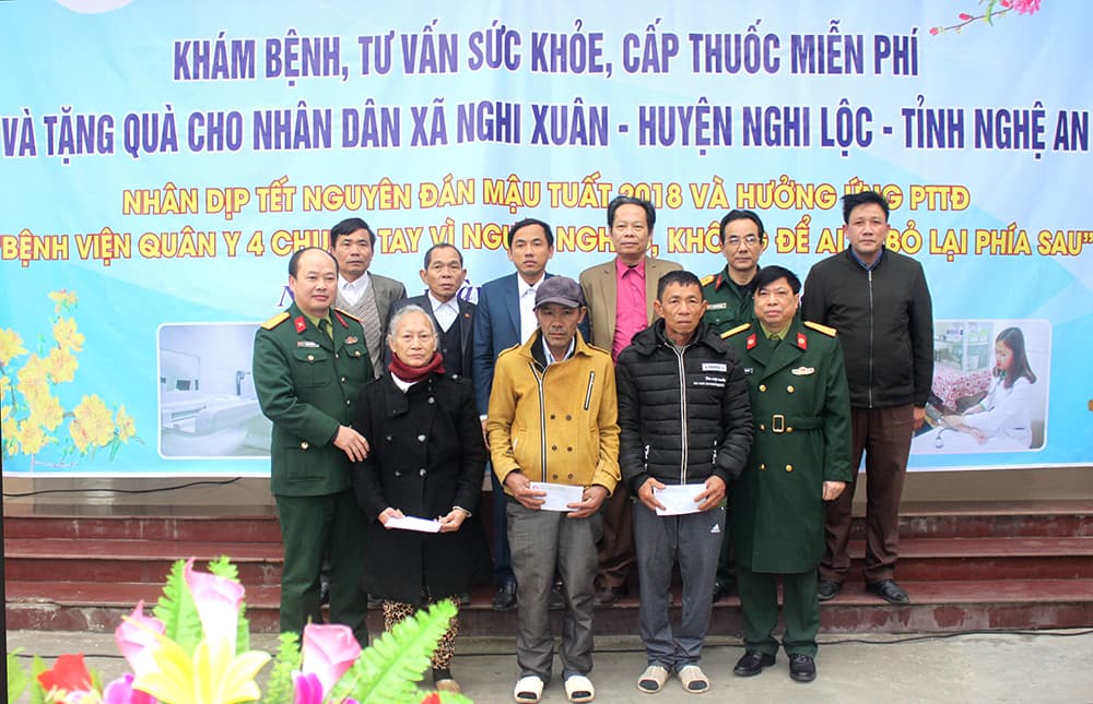 Bệnh viện Quân y 4 khám bệnh, cấp thuốc miễn phí, tặng quà cho người cao tuổi