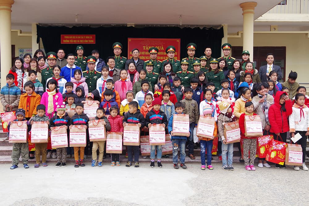 Bộ CHQS tỉnh Quảng Ninh phối hợp tặng quà học sinh nghèo vượt khó