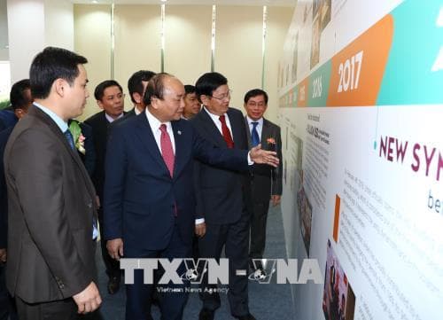 Thủ tướng Nguyễn Xuân Phúc và Thủ tướng Lào thăm hãng viễn thông Star Telecom