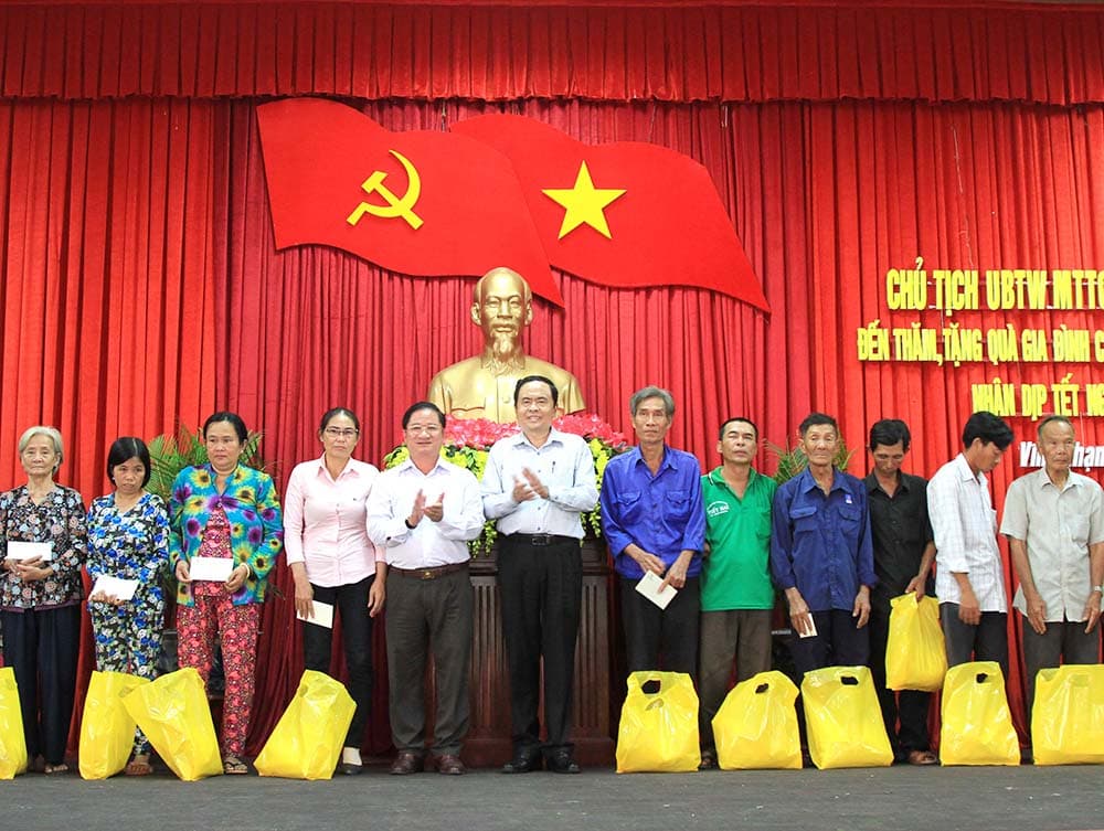 Chăm lo Tết cho người có công và người nghèo