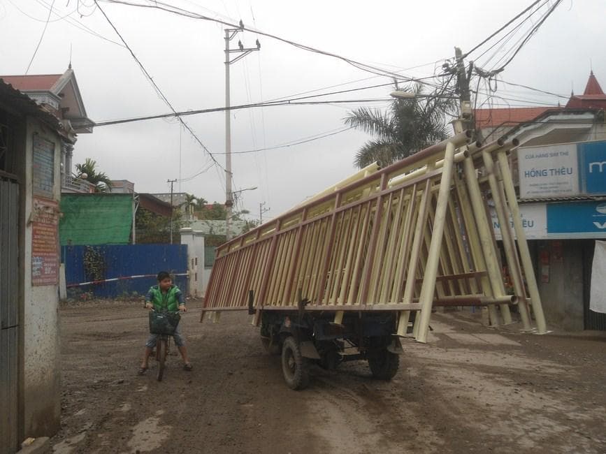 Xe tự chế nghênh ngang trên đường