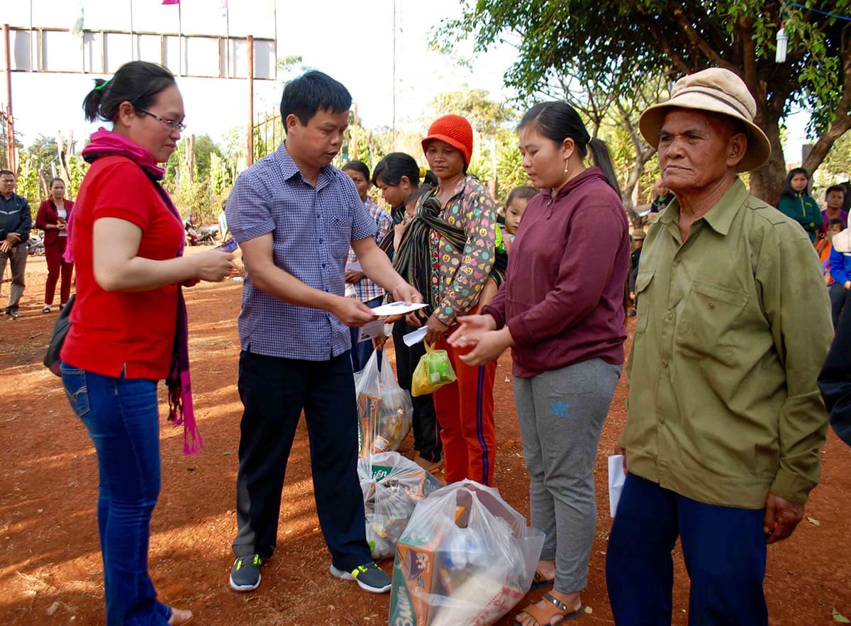 Sở GTVT Gia Lai trao quà Tết cho người nghèo xã Ia Pnôn