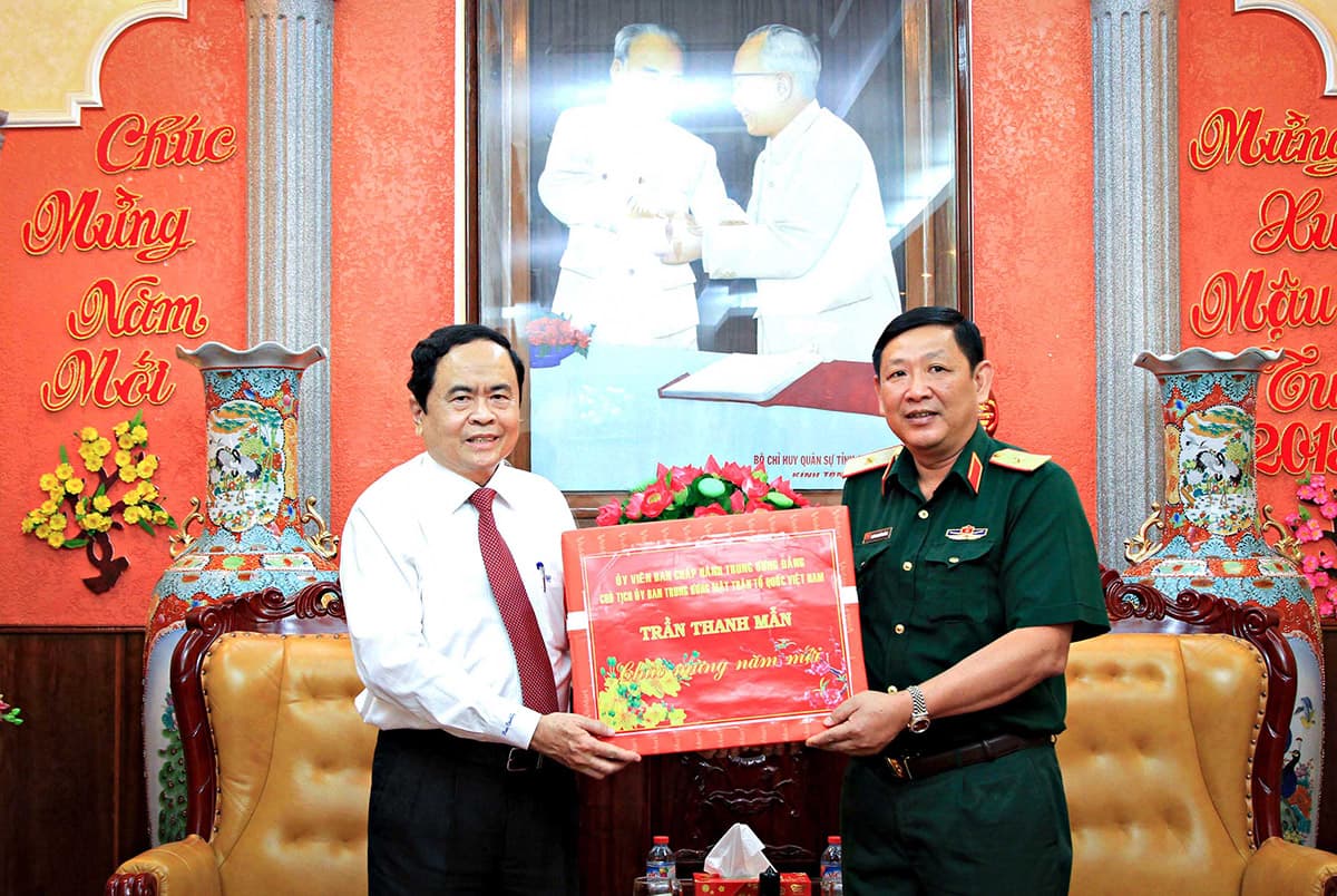 Chủ tịch Ủy ban Trung ương Mặt trận Tổ quốc Việt Nam thăm, chúc Tết Bộ tư lệnh Quân khu 9