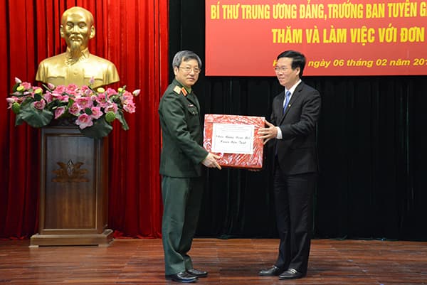 Đồng chí Võ Văn Thưởng thăm và làm việc tại Bộ tư lệnh Tác chiến không gian mạng