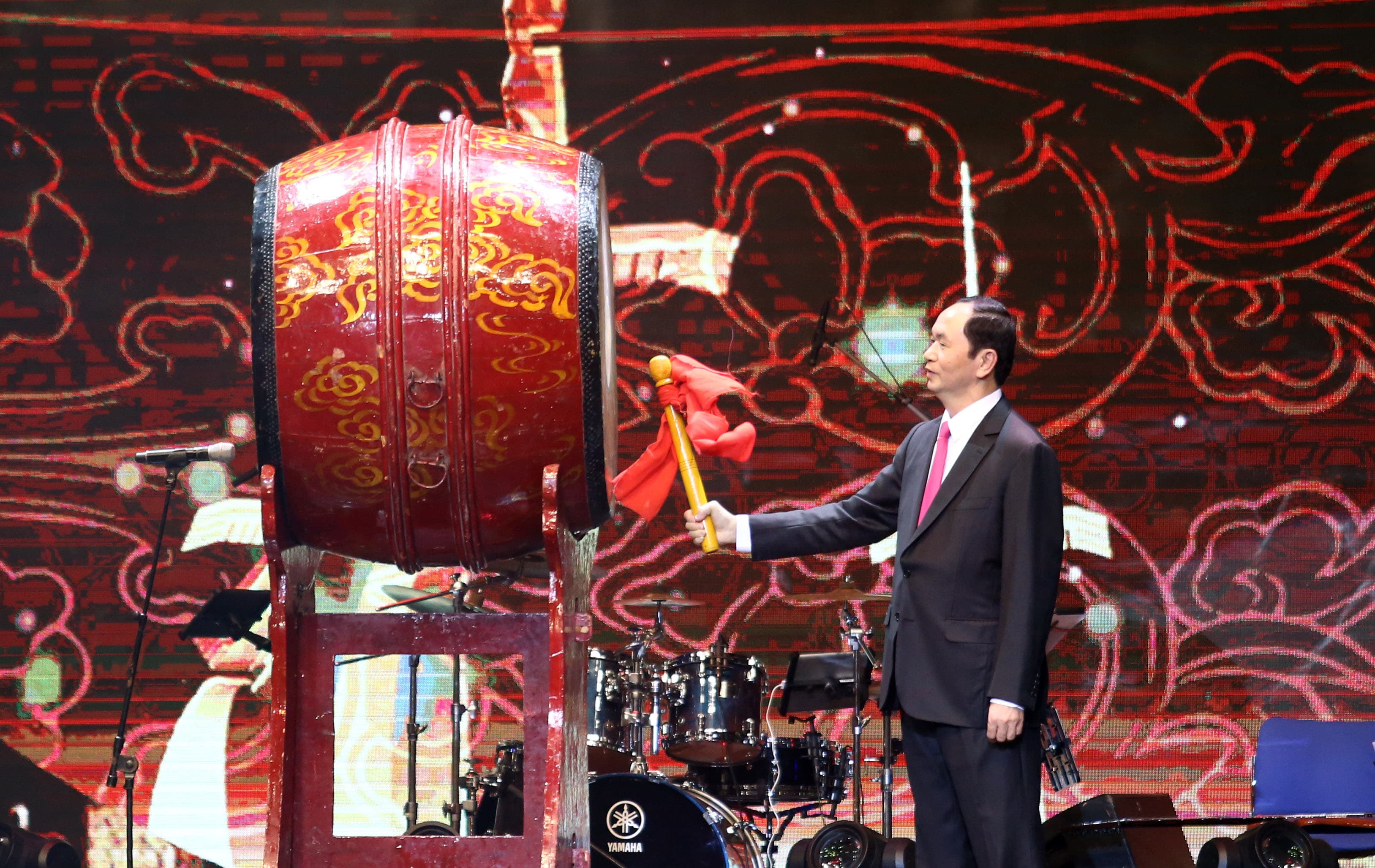 Chủ tịch nước đánh trống khai hội “Xuân Quê Hương 2018”