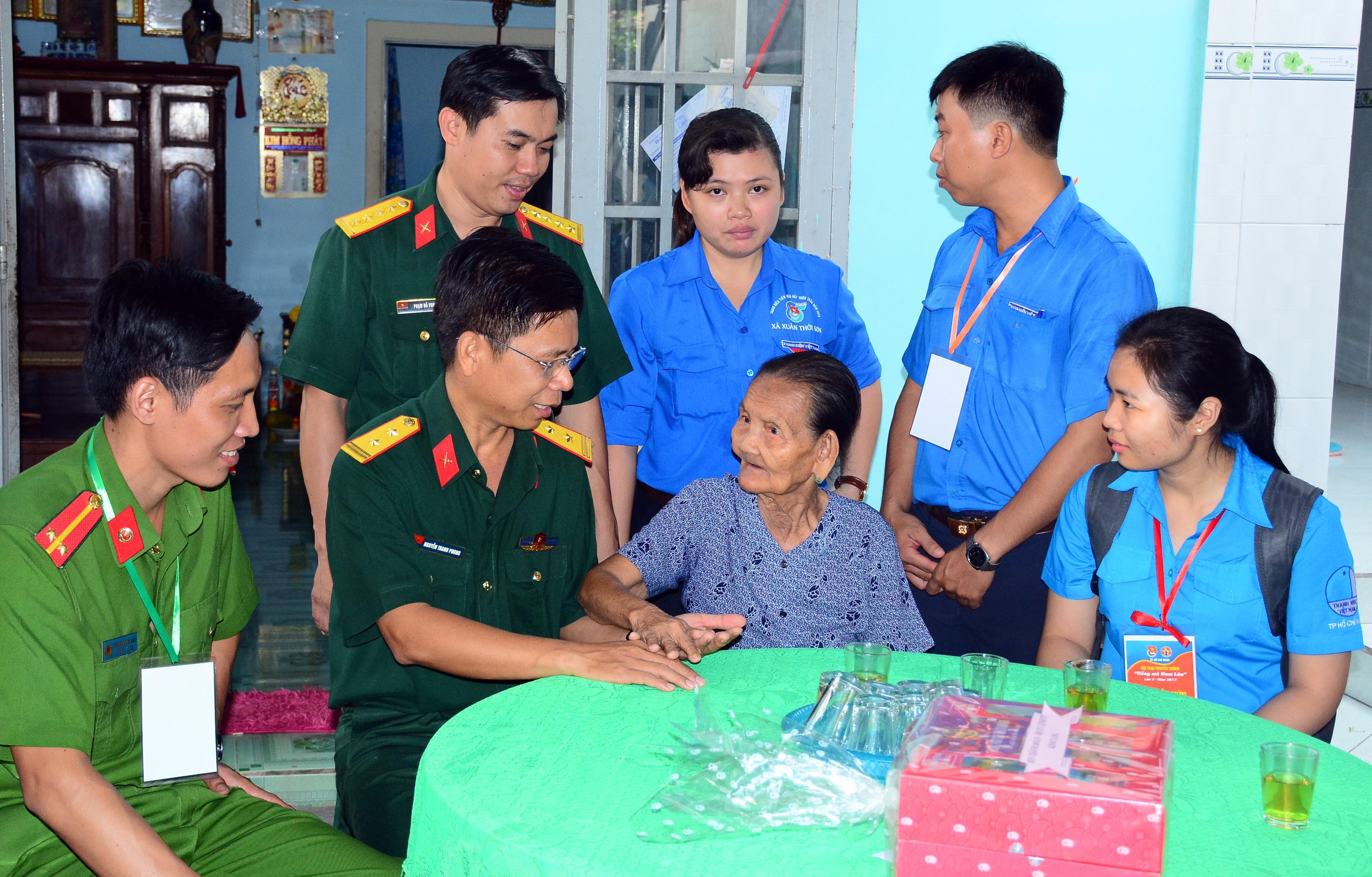 Nghĩa tình tuổi trẻ ngày xuân