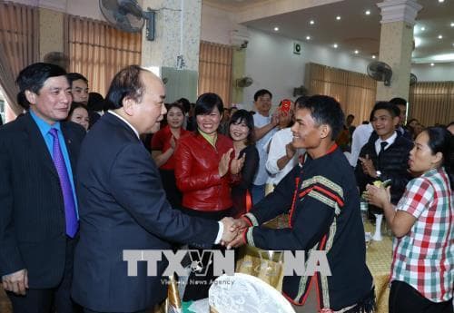 Thủ tướng Nguyễn Xuân Phúc thăm, tặng quà công nhân lao động tỉnh Đắk Lắk