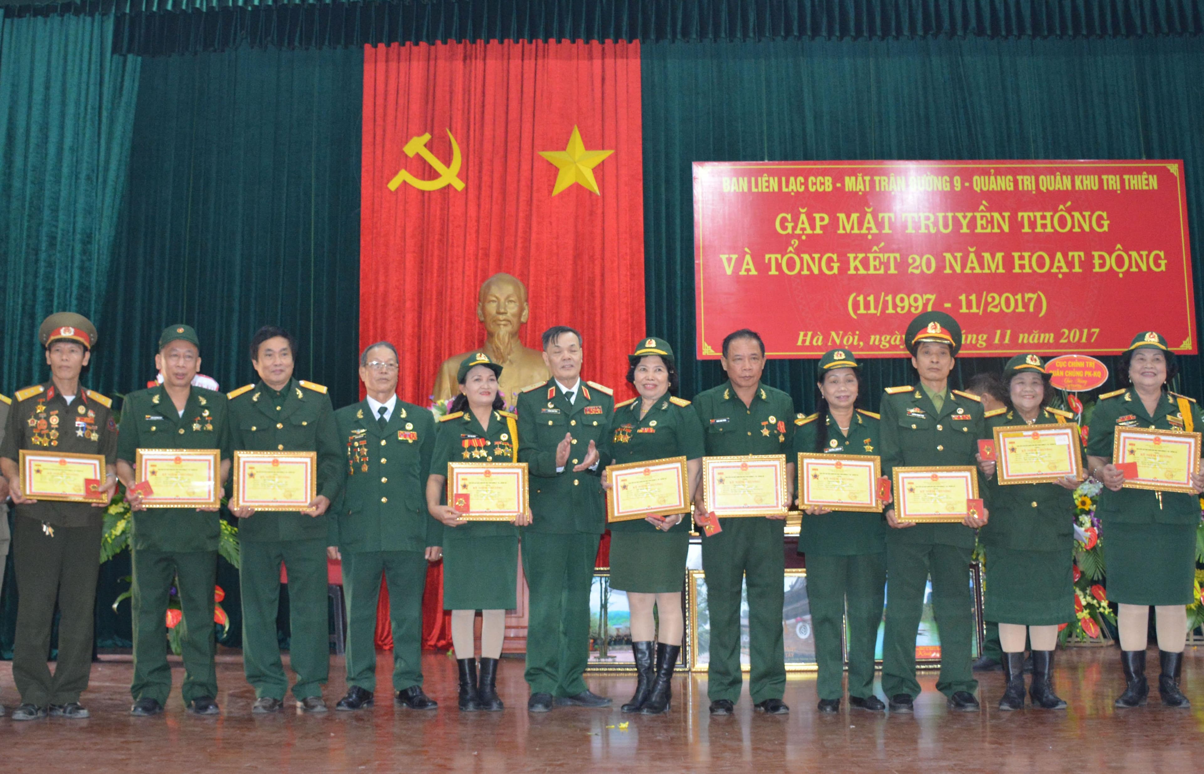 Như thuở chung chiến hào