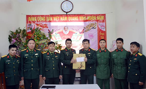 Cục Tác chiến Điện tử trao quà Tết tặng các đơn vị trực thuộc và phân đội lẻ