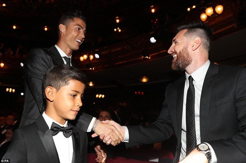 Ronaldo - Messi: Nước và lửa