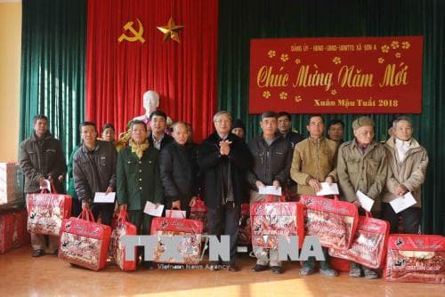 Đồng chí Trần Quốc Vượng chúc Tết nhân dân vùng bị thiên tai ở Yên Bái