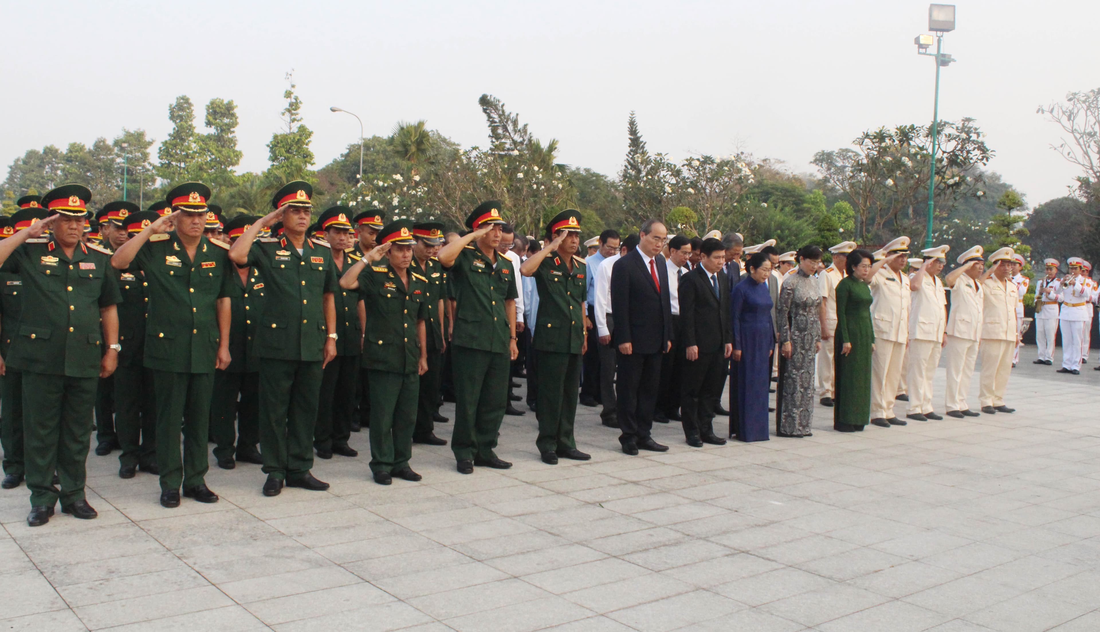 Lãnh đạo TP Hồ Chí Minh, Quân khu 7, Quân đoàn 4 dâng hương tưởng nhớ các Anh hùng liệt sĩ