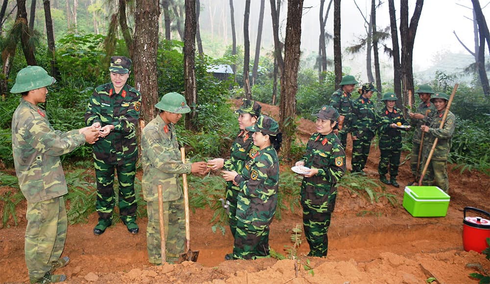 Bát nước ấm tình đồng đội