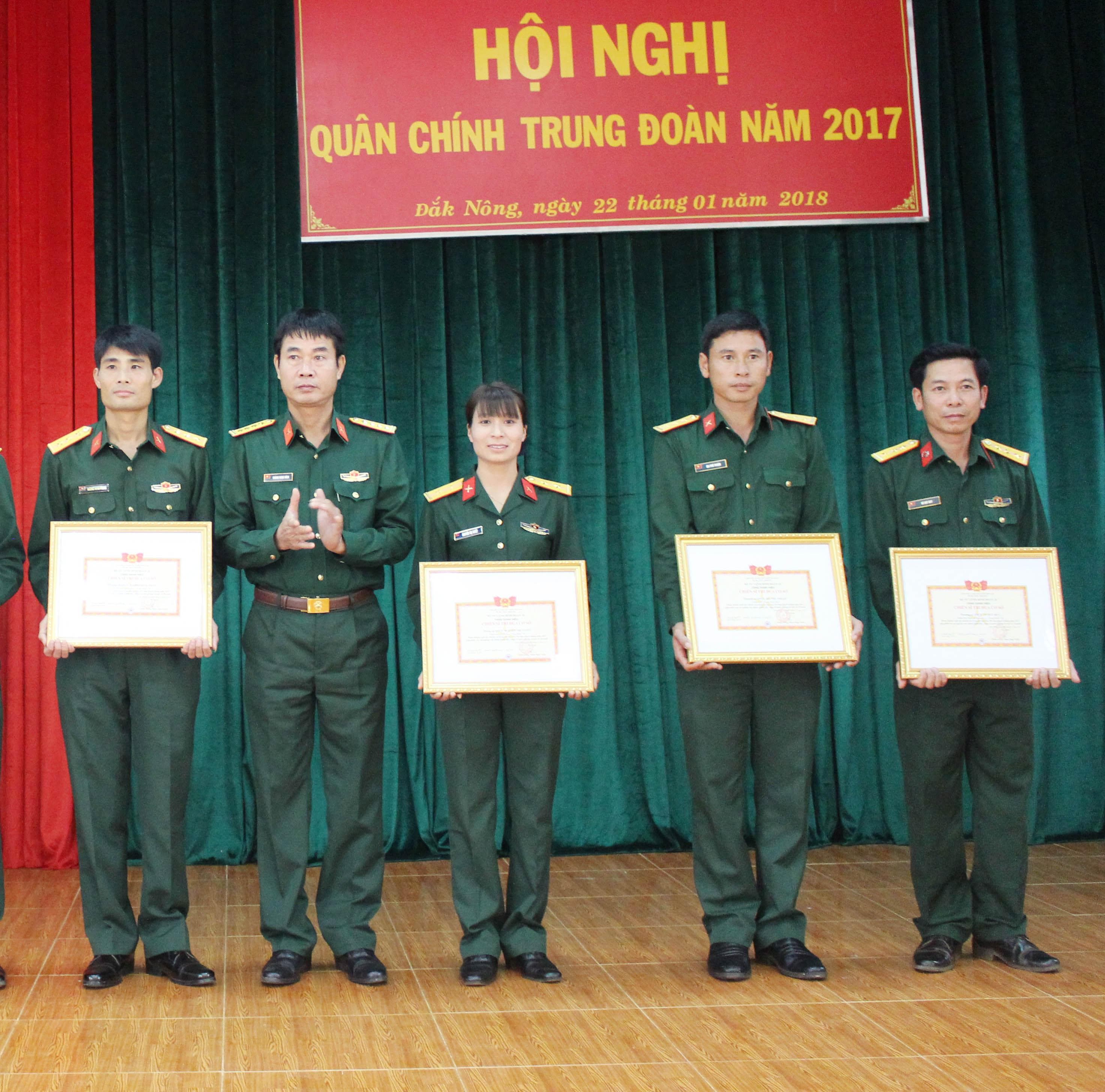 Nữ cán bộ giỏi việc hội, đảm việc nhà
