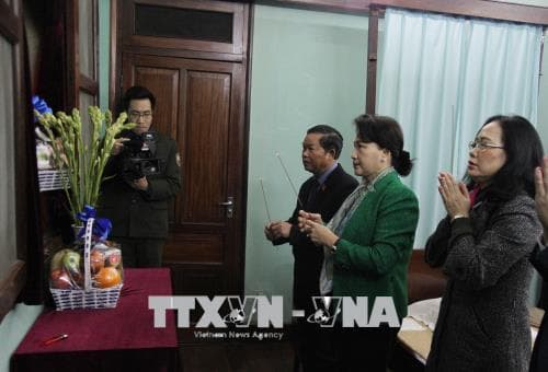 Chủ tịch Quốc hội Nguyễn Thị Kim Ngân dâng hương, tưởng nhớ Bác Hồ