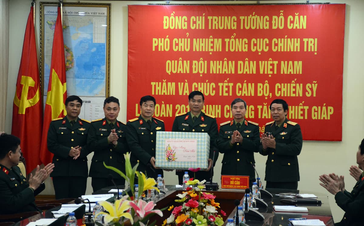 Trung tướng Đỗ Căn thăm và chúc Tết Lữ đoàn 201
