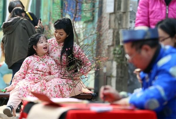 Người Hà Nội xuống phố du xuân