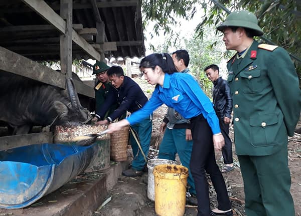 Nặng tình với bà con dân bản