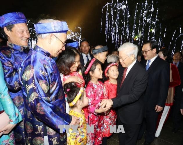Tổng Bí thư Nguyễn Phú Trọng chung vui cùng người dân Thủ đô Hà Nội chào đón Giao thừa