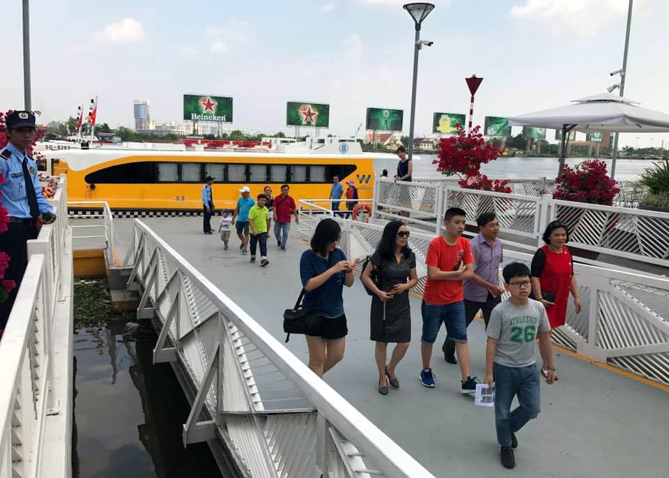 Buýt đường sông “cháy vé” ngày đầu Xuân
