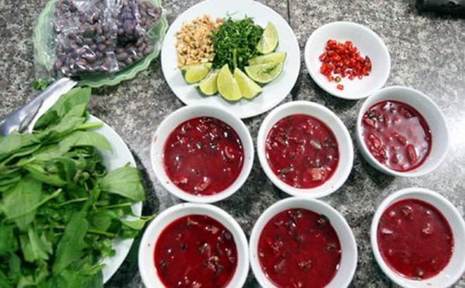 Ăn tiết canh lợn, một bệnh nhân phải nhập viện cấp cứu