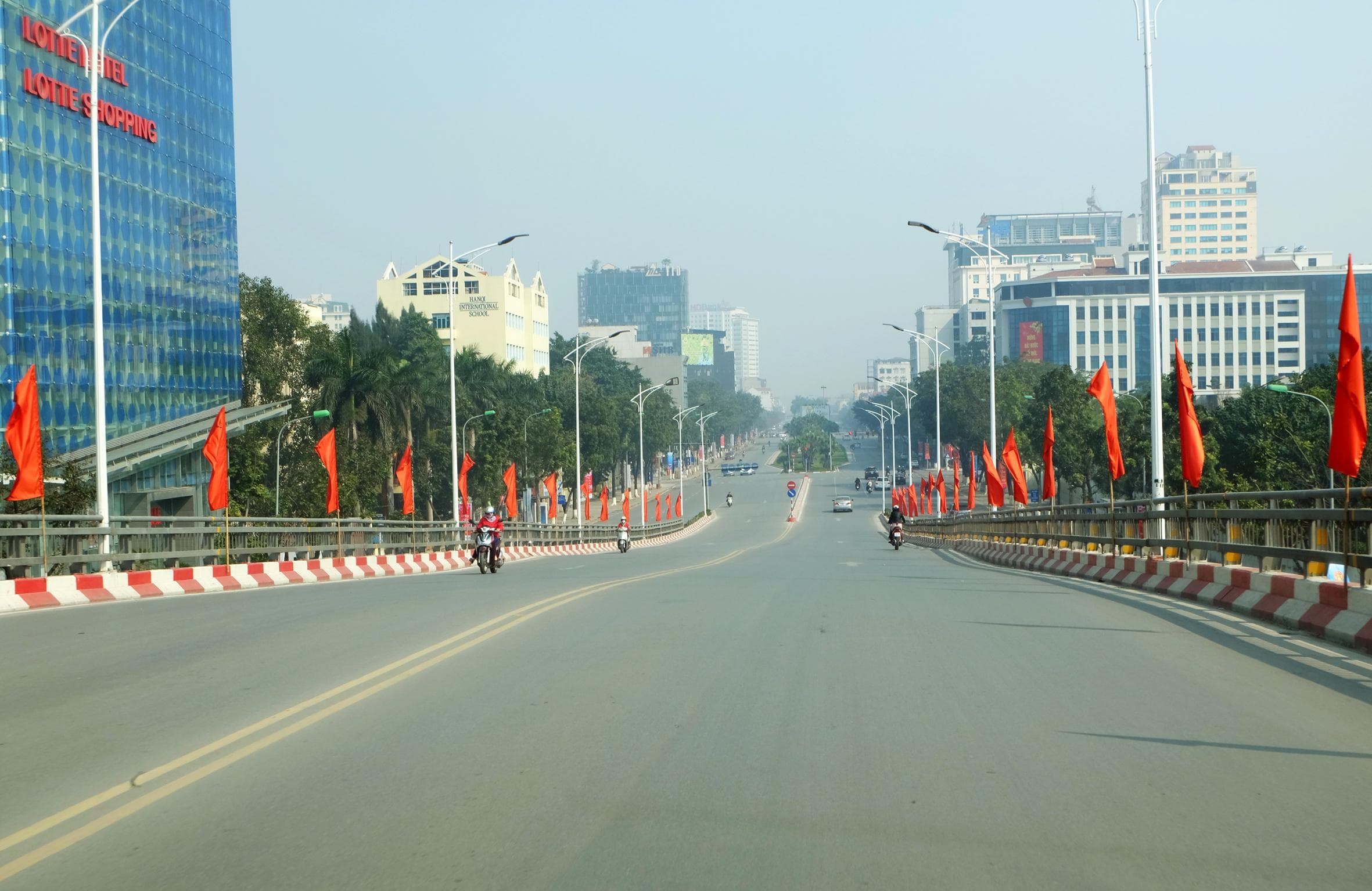 Bình yên đường phố Hà Nội trong ngày Tết