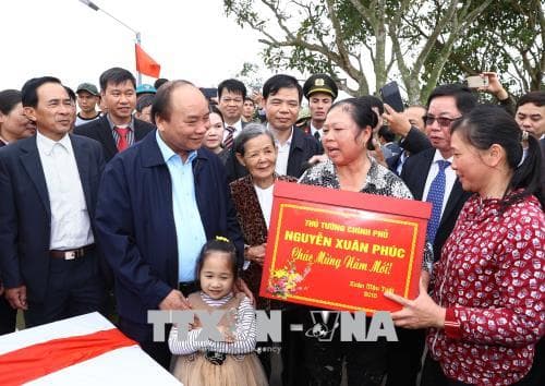 Thủ tướng Nguyễn Xuân Phúc thăm, động viên bà con sản xuất nông nghiệp tại Nam Định