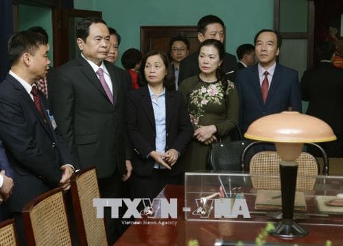 Chủ tịch Ủy ban Trung ương Mặt trận Tổ quốc Việt Nam Trần Thanh Mẫn dâng hương tưởng nhớ Bác Hồ
