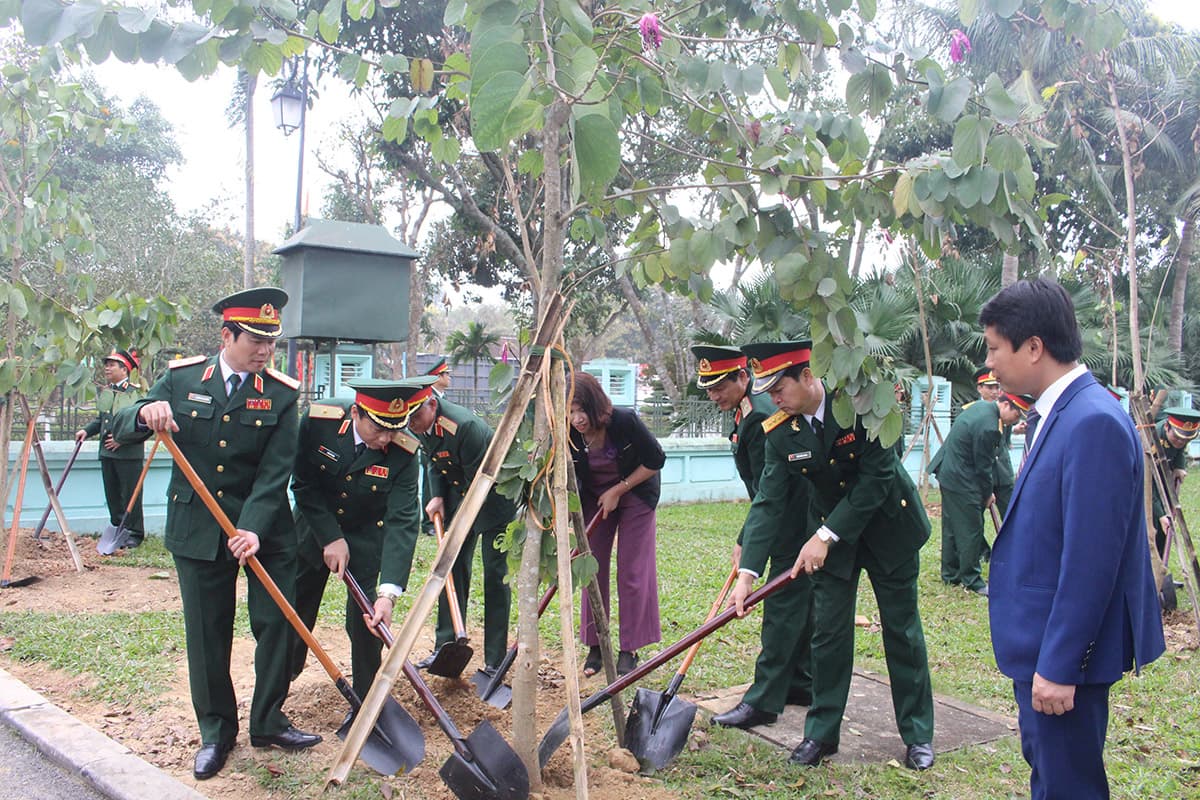 Trồng cây tại Khu di tích Kim Liên