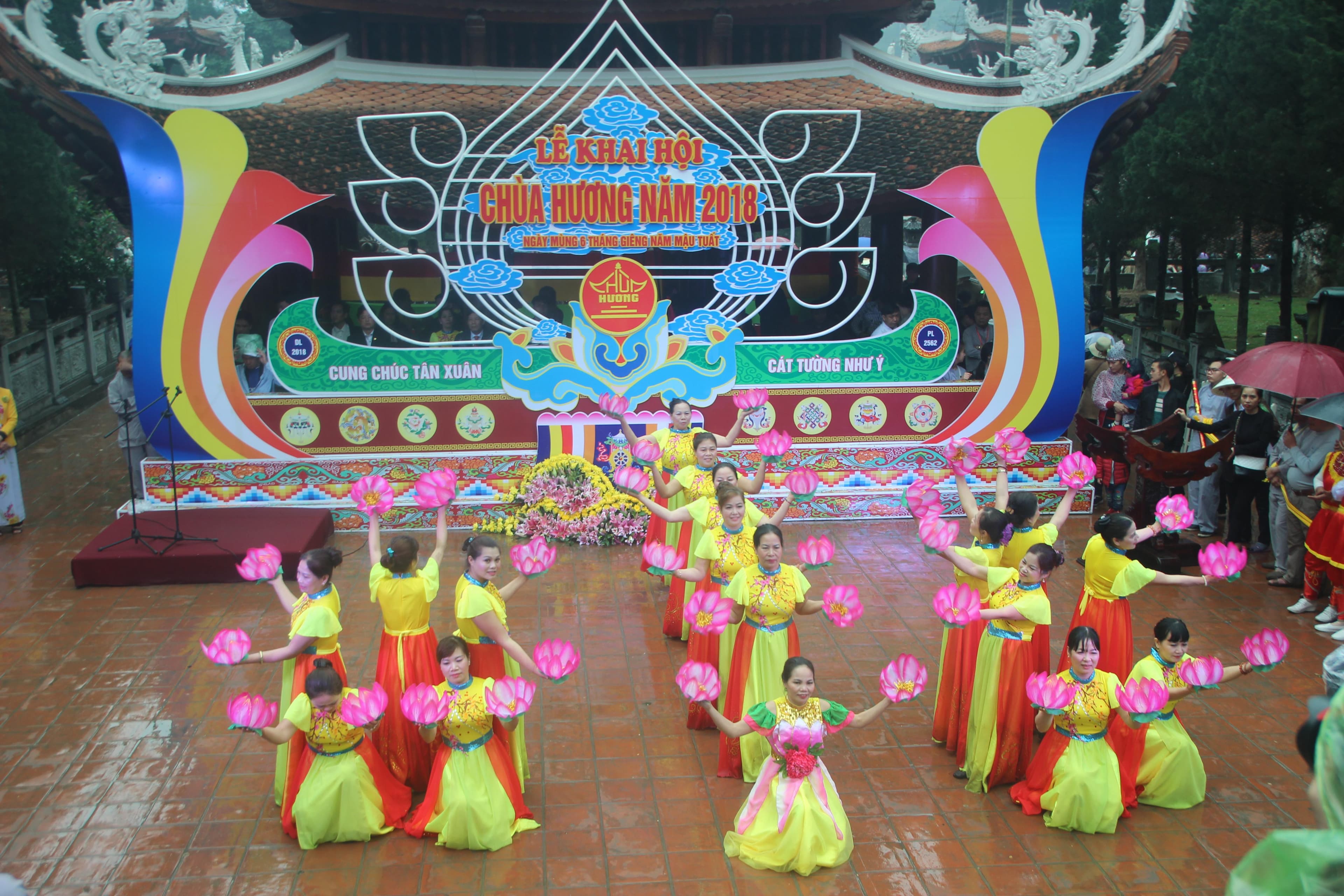 Khắp nơi tưng bừng khai hội