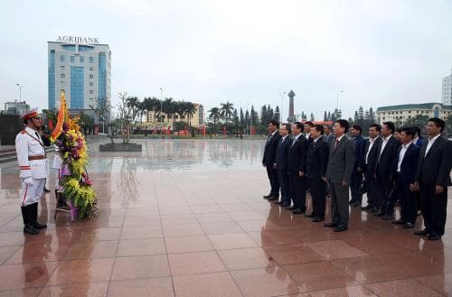 Dâng hoa, tưởng nhớ Tổng Bí thư Nguyễn Văn Linh