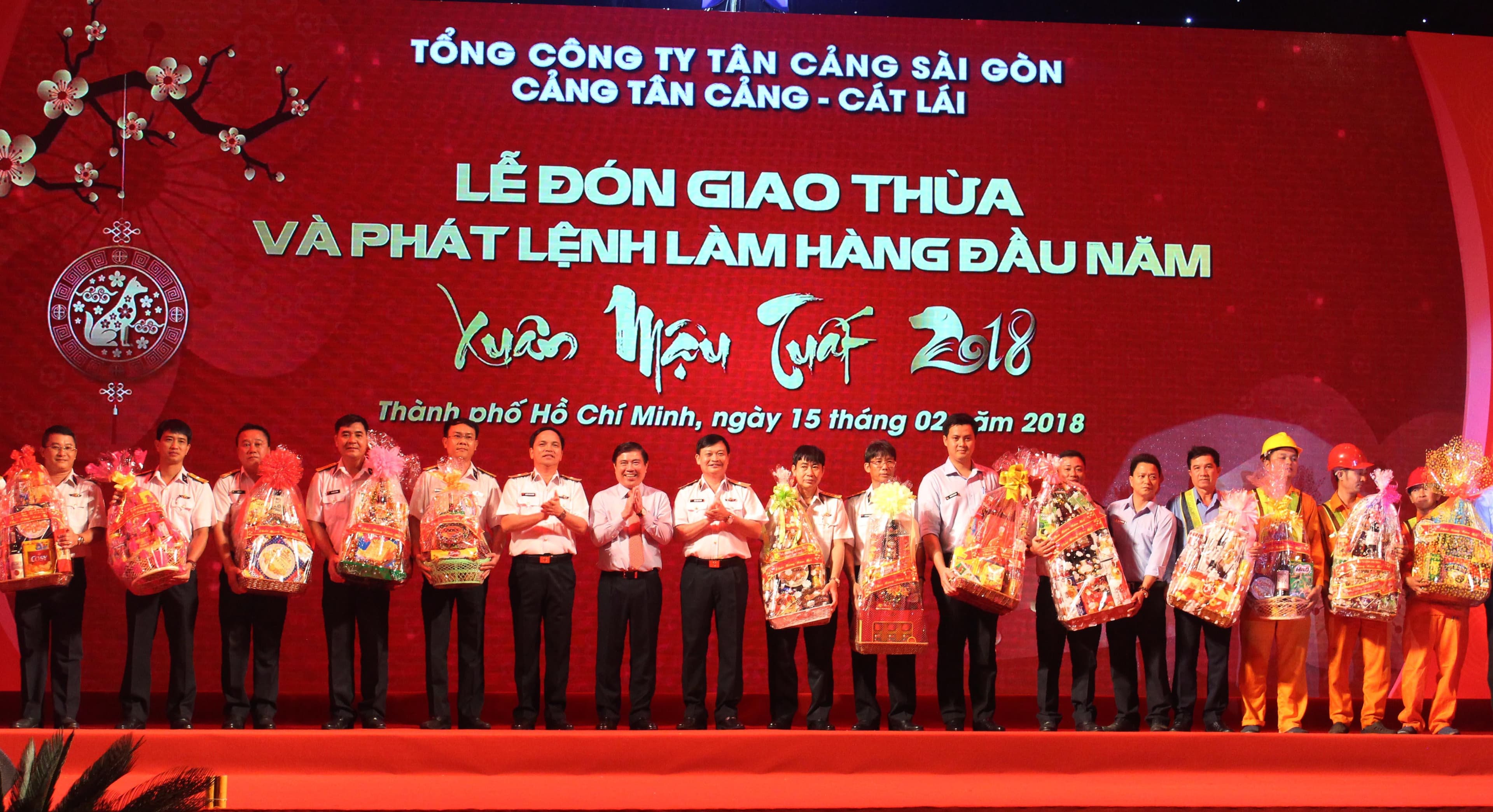 Khí thế lao động đầu xuân trên bến cảng