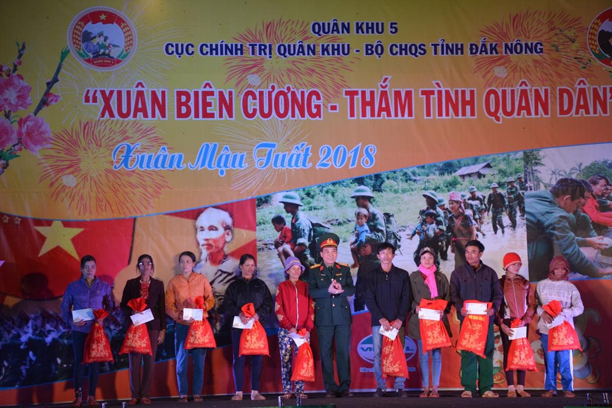 Nồng ấm xuân biên cương