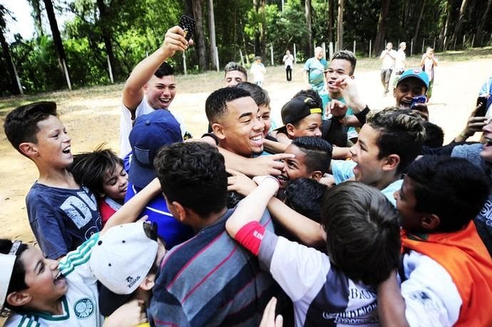 Gabriel Jesus: Từ sân bóng nhà tù tới thiên đường ngoại hạng Anh