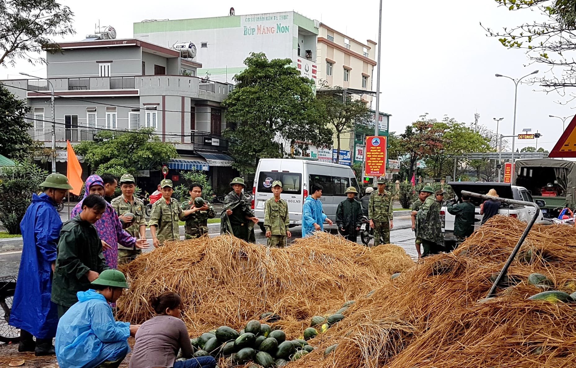 Tham gia khắc phục hậu quả tai nạn giao thông tại Đà Nẵng