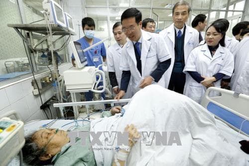 Đồng chí Võ Văn Thưởng chúc mừng các thầy thuốc Bệnh viện Y học cổ truyền Trung ương
