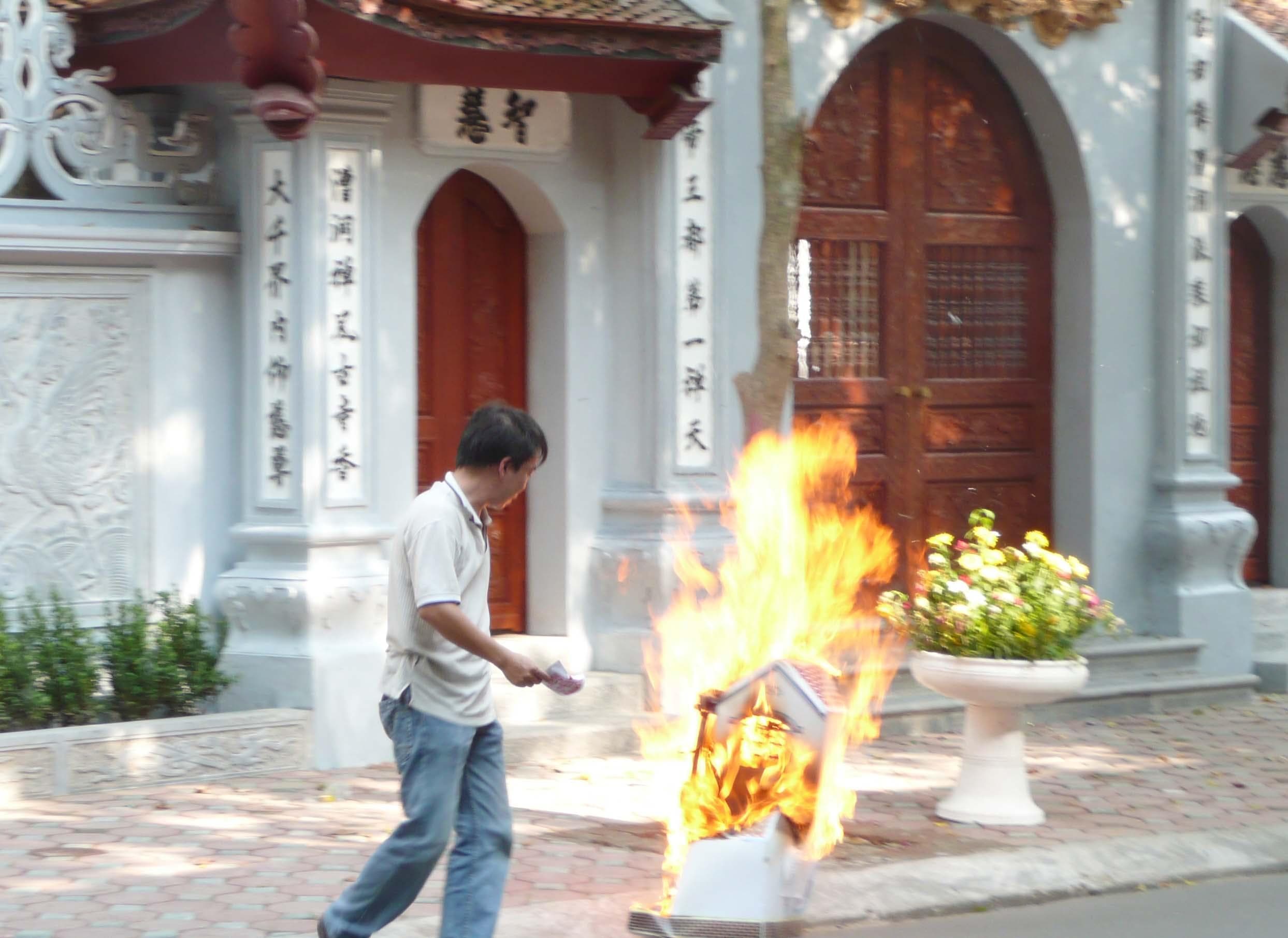 Sớm loại bỏ hủ tục đốt vàng mã
