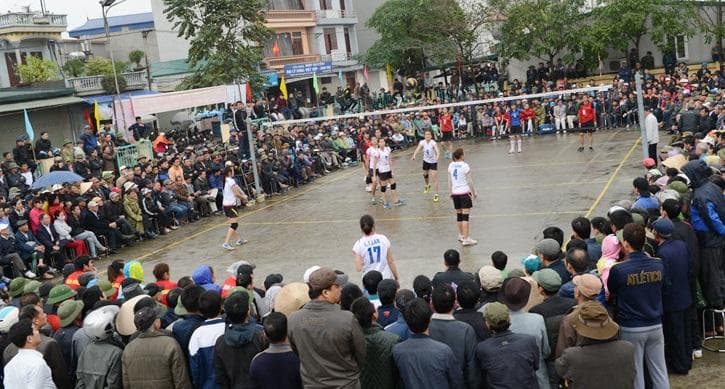 Xôm như bóng chuyền hội làng