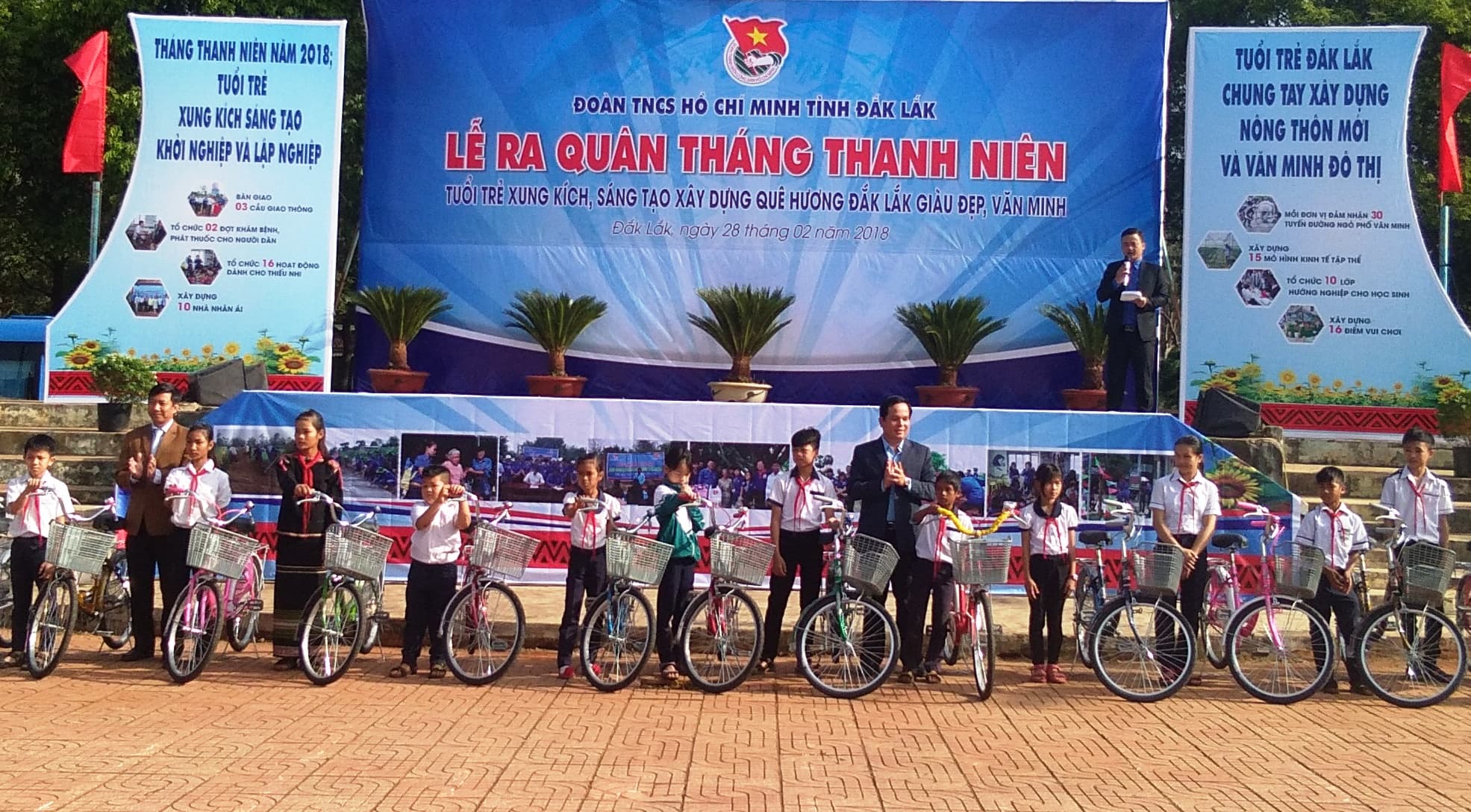 Đắk Lắk trao học bổng, tặng xe đạp cho trẻ em nghèo vượt khó