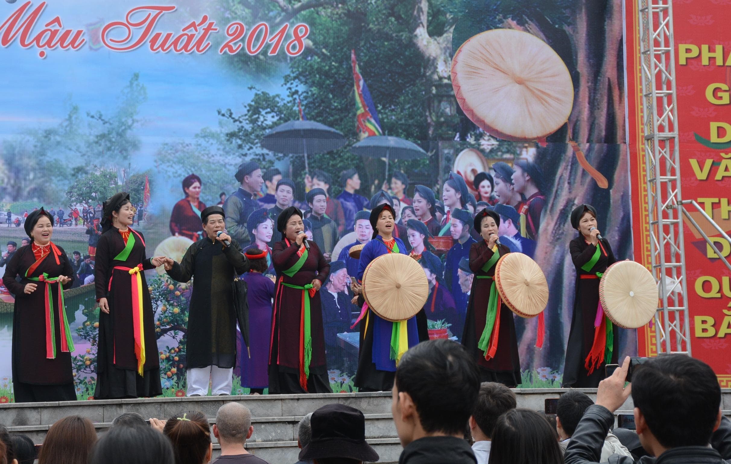 Hàng vạn du khách nô nức trảy hội Lim 2018