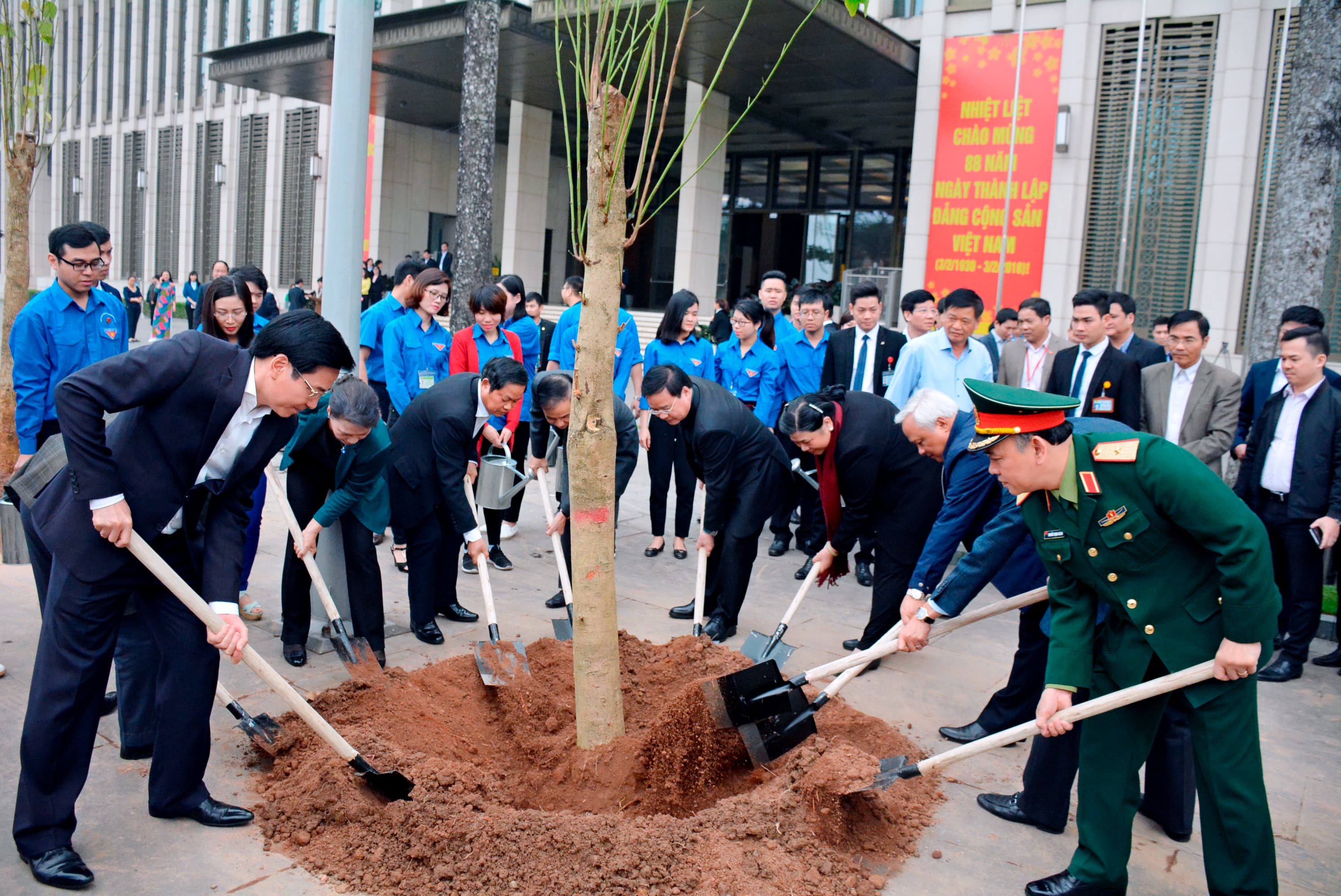 Chủ tịch Quốc hội tham gia trồng cây hoa ban trên đường Bắc Sơn