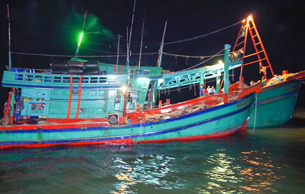 Bộ đội Biên phòng tỉnh Sóc Trăng cứu hộ thành công 2 tàu cá gặp nạn trên biển