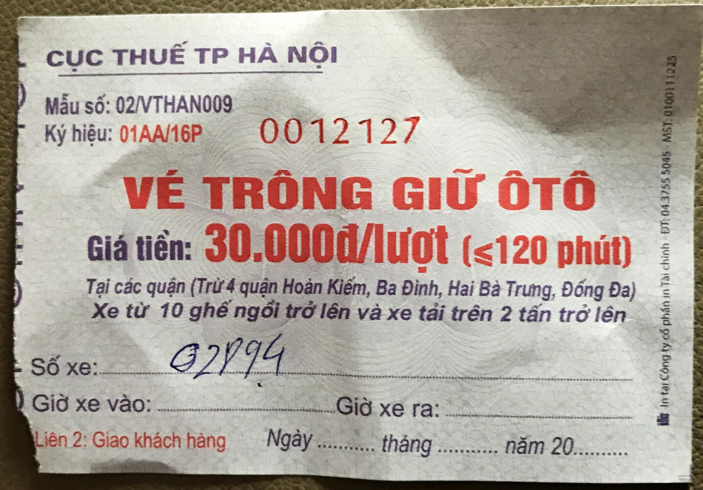 "Chặt chém" tiền gửi xe tại Phủ Tây Hồ