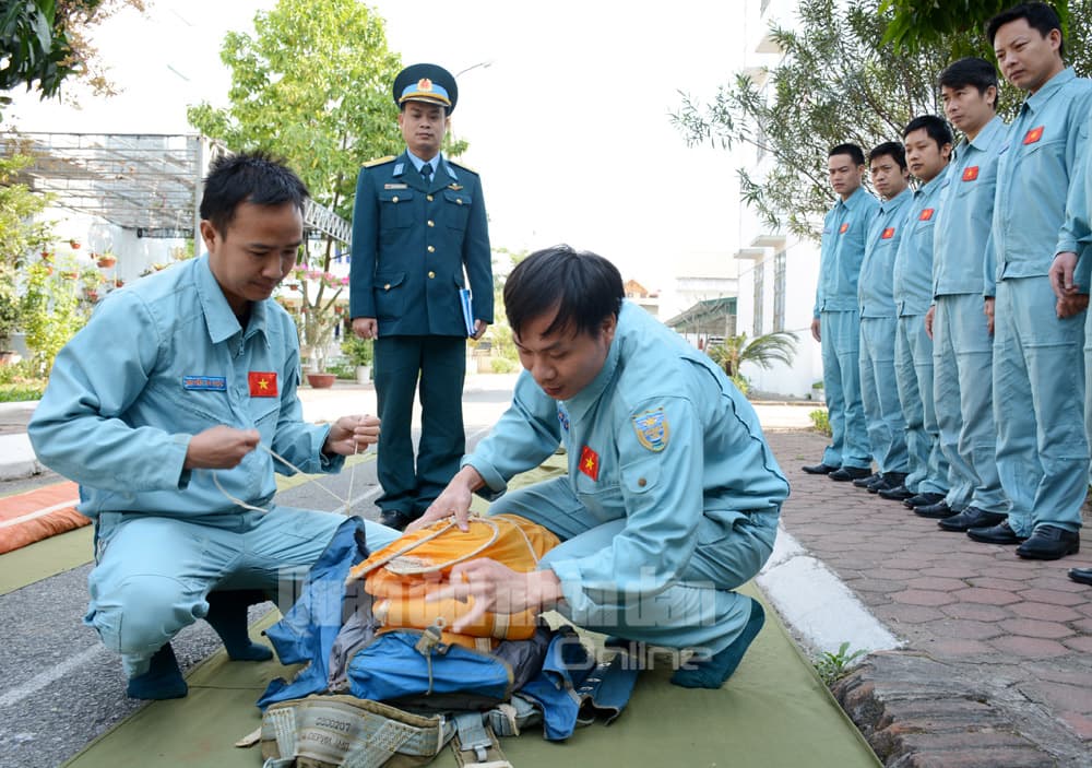 Lính dù tìm kiếm cứu nạn đường không dụng công luyện tập