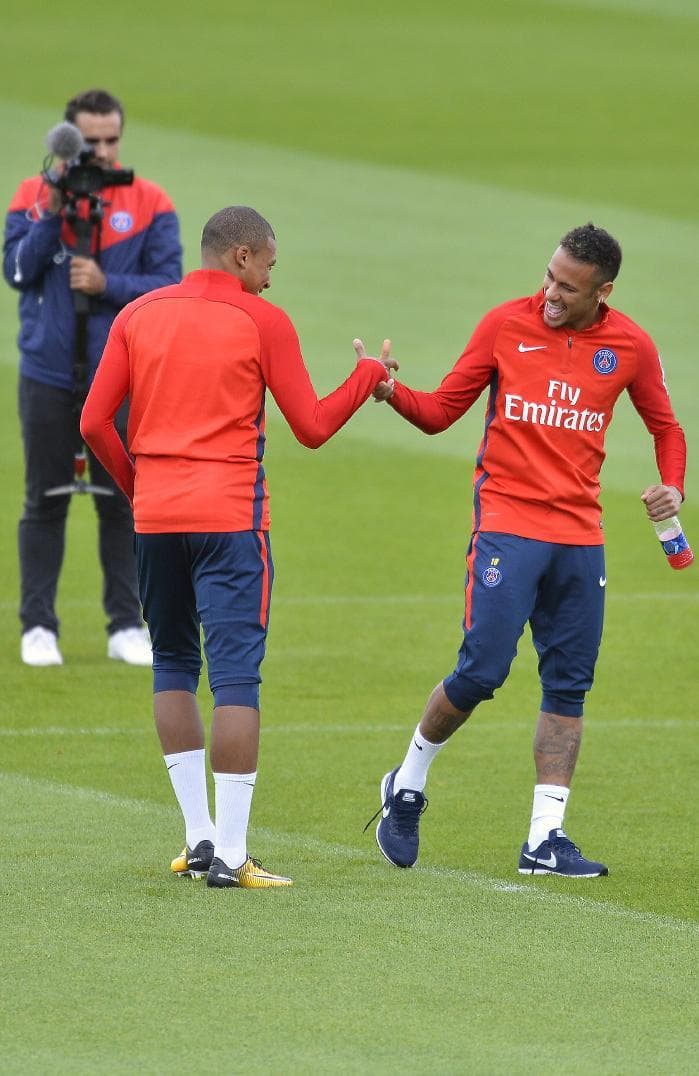 Tiền đạo Kylian Mbappe: Neymar như người anh lớn
