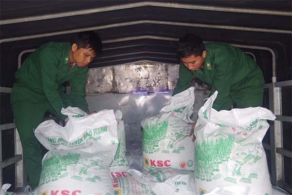 An Giang: Ngăn chặn vụ vận chuyển trái phép hàng chục tấn đường cát