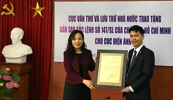 Cục Điện ảnh đón nhận bản sao Sắc lệnh số 147/SL của Chủ tịch Hồ Chí Minh